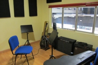 guitarra junto a unos altavoces y su funda